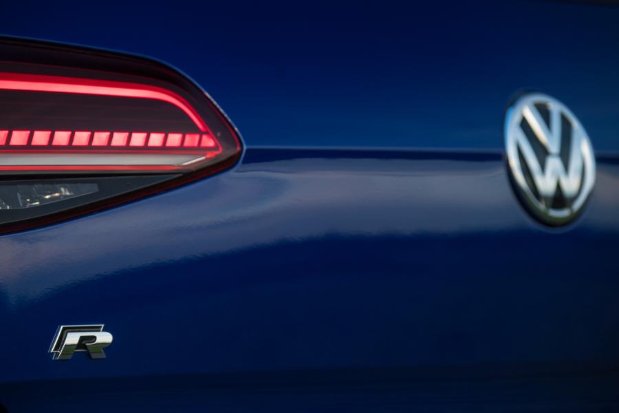 Детали экстерьера Volkswagen Golf R 5-Door 2017 года  (UK) (фото 22 из 30)